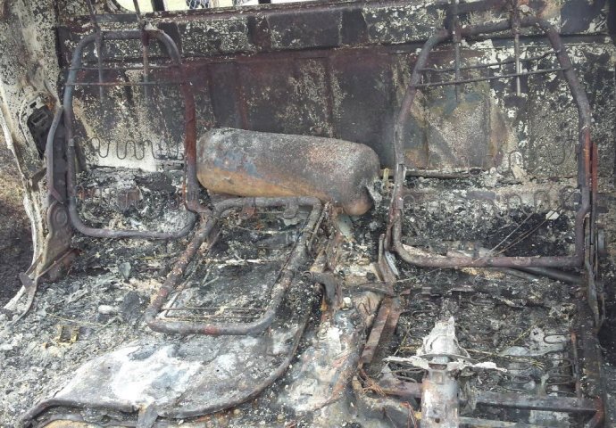 SREBRENIK: Kombi se zapalio u vožnji, šteta više od 10.000 maraka