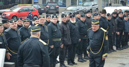 U ČAST ZLOČINCA DRAŽE MIHAJLOVIĆA: Crne uniforme, šubare, šajkače, kokarde i zastave sa mrtvačkom glavom prodefilirale Višegradom