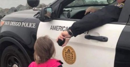 Djeca se željela pozdraviti sa ocem koji ide u vojsku, a onda im je oficir dao mikrofon u ruke (VIDEO)
