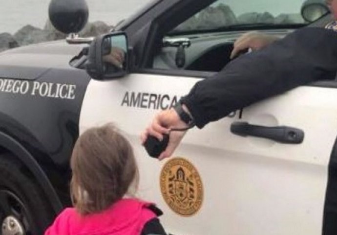 Djeca se željela pozdraviti sa ocem koji ide u vojsku, a onda im je oficir dao mikrofon u ruke (VIDEO)