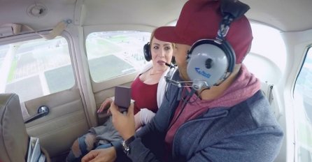 Zaprosio je svoju djevojku dok su letjeli avionom, ono što je uslijedilo pamtit će cijeli život (VIDEO)