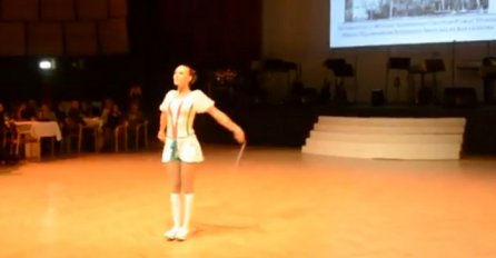 Pogledajte kako ova djevojka izvodi nevjerovatne performanse sa užetom (VIDEO)