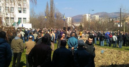 SARAJEVO: Bivši borci Armije RBiH i HVO-a traže svoje prava ispred zgrade Vlade FBiH