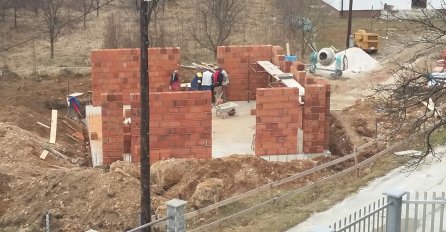 Podizanje tenzija u Federaciji - HRVATI traže RUŠENJE džamije koja se tek gradi u Jajcu!