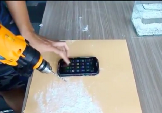 Razbija orahe, a ni bušilica mu ništa ne može: Ovo je najjači telefon na svijetu (VIDEO)