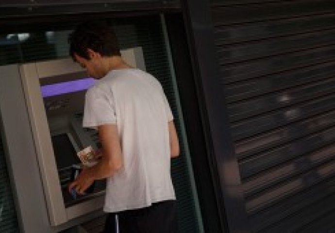 CIRKUS: Kad pijan pokušavaš dignuti pare sa bankomata! (VIDEO)