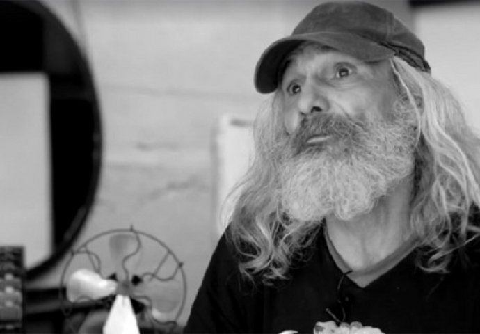 Beskućnik se nije šišao ni brijao 25 godina, pa je ušao u frizerski salon: Kada je poslije vidio sebe u ogledalu, zaplakao je (VIDEO)