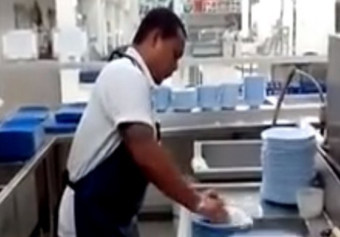 Najbrže oprano suđe: Sredio je 50 tanjira za samo 10 sekundi (VIDEO)