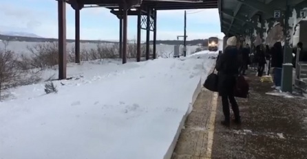 Čekali su voz na željezničkoj stanici, ali kada je stigao dogodilo im se nešto što nikada neće zaboraviti (VIDEO)