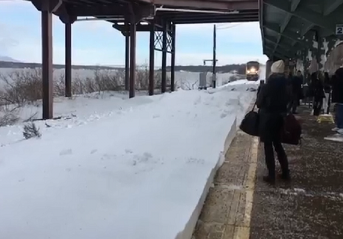 Čekali su voz na željezničkoj stanici, ali kada je stigao dogodilo im se nešto što nikada neće zaboraviti (VIDEO)