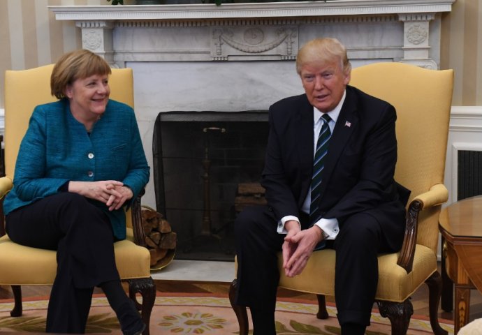 SCENA IZ WASHINGTONA Trumpovi gafovi na konferenciji za novinare sa Merkel: Amerika je fer KOMPANIJA, pardon, država, a ja i Angela imamo nešto zajedničko OBAMA nas je prisluškivao!