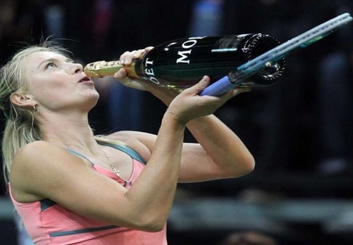 Šarapova utjehu od suspenzije pronašla u alkoholu!
