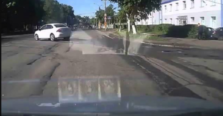 Stao je na raskrsnici da prođe drugo auto, no ovakvu scenu nije mogao ni sanjati (VIDEO)