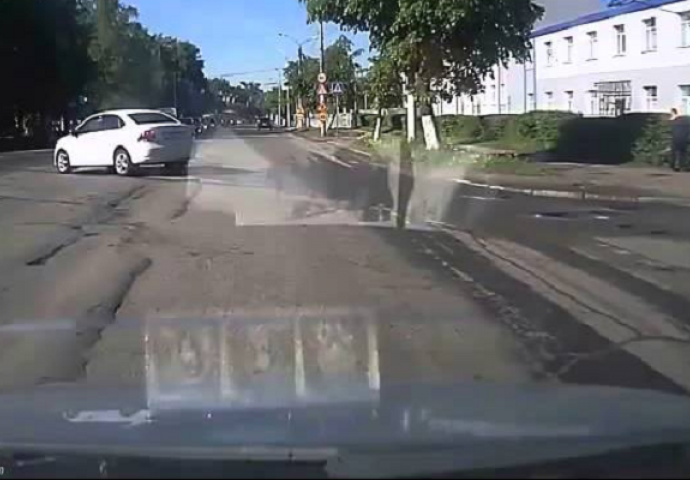 Stao je na raskrsnici da prođe drugo auto, no ovakvu scenu nije mogao ni sanjati (VIDEO)