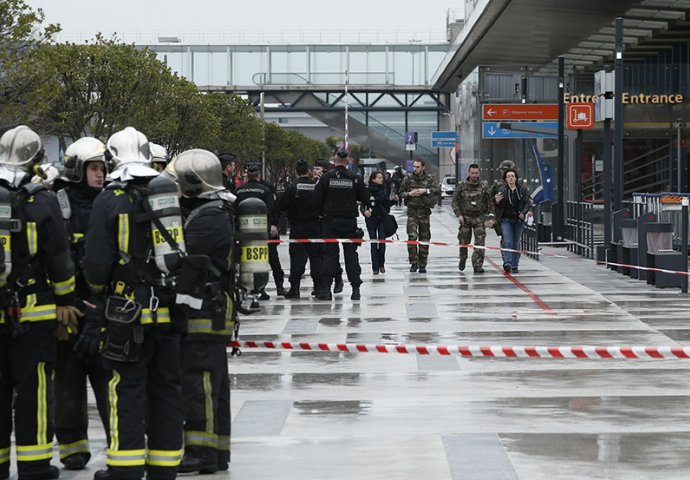 OVO JE LICE NAPADAČA IZ PARIZA: Nakon incidenta na aerodromu ostavio je JEZIVU poruku svojoj porodici! 