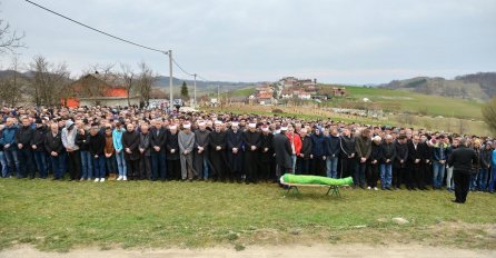 POTRESNA SLIKA U BUŽIMU: Više hiljada ljudi klanjalo dženazu tragično preminuloj djevojčici Emini Šekić