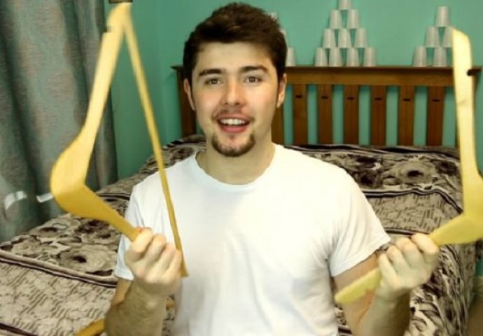 Uzeo je dvije drvene vješalice i rastavio ih u dijelove: Kada vidite zašto, htjeti ćete da uradite isto (VIDEO)