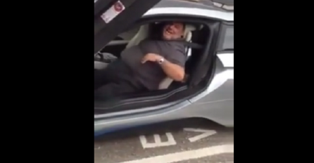 Prvi put je sjeo u sportsko auto, a kada je pokušao da izađe nasmijao je cijeli svijet (VIDEO)