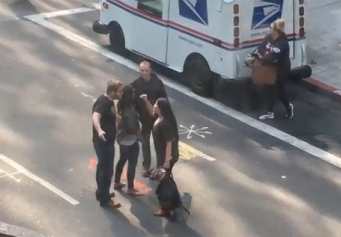 Vrijeđao je dvije djevojke na cesti, a onda mu je prišao jedan ćelavi tip i uradio nešto neočekivano (VIDEO)