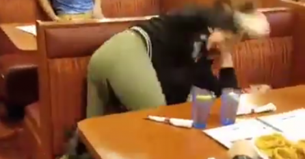 DO KRVI: Brutalna tuča djevojaka u restoranu, ne zna se koja koju bije! (VIDEO)