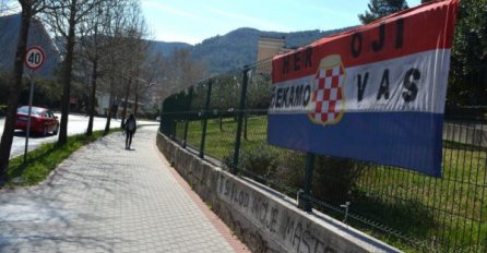 PODRŠKA RATNIM ZLOČINCIMA: Na ogradi Biskupije u Mostaru okačili transparent za Prlića i ostale