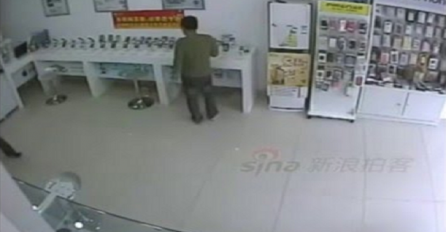 Htio je ukrade telefon iz prodavnice, ali nije mogao ni zamisliti da će mu se dogoditi ovo (VIDEO)