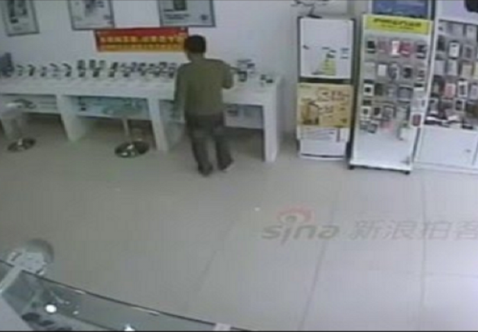 Htio je ukrade telefon iz prodavnice, ali nije mogao ni zamisliti da će mu se dogoditi ovo (VIDEO)