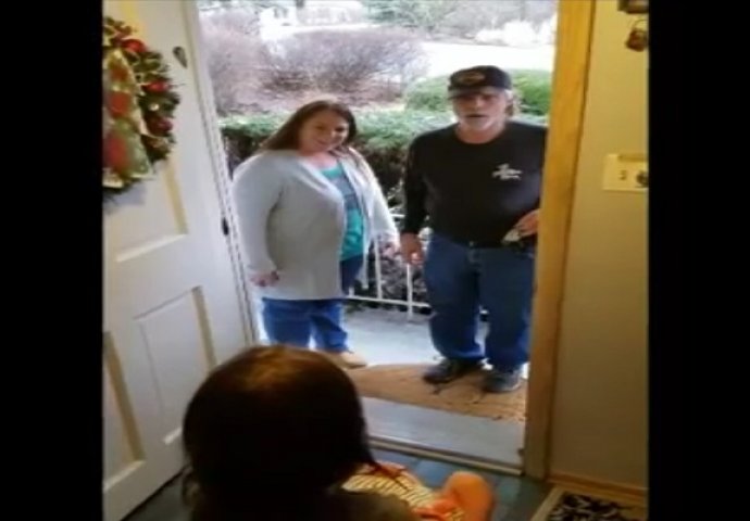 7-godišnjakinja otvorila vrata držeći neobičnu bebu u rukama, a razlog je šokirao sve (VIDEO)
