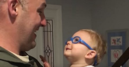 Čarobni trenutak: Beba prvi put vidi tatu kroz svoje nove naočale (VIDEO)