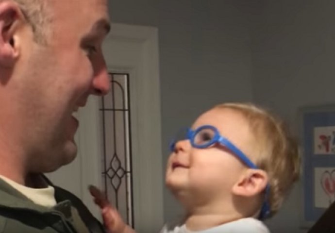 Čarobni trenutak: Beba prvi put vidi tatu kroz svoje nove naočale (VIDEO)