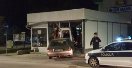 BUGOJNO: Pijani Mercedesom uletjeli u izlog butika