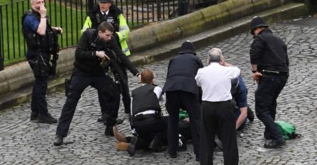 Live TERORISTIČKI NAPAD U LONDONU: Troje mrtvih, podlegli povredama policajac i jedna žena, više teško povrijeđenih kod Britanskog parlamenta - napadač ubijen!  (FOTO+VIDEO)