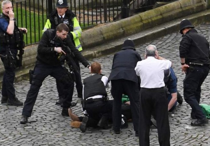 Live TERORISTIČKI NAPAD U LONDONU: Troje mrtvih, podlegli povredama policajac i jedna žena, više teško povrijeđenih kod Britanskog parlamenta - napadač ubijen!  (FOTO+VIDEO)