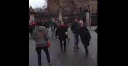 TURIST SLUČAJNO SNIMIO POČETAK NAPADA: Ovaj jezivi snimak je prestravio javnost! (VIDEO)