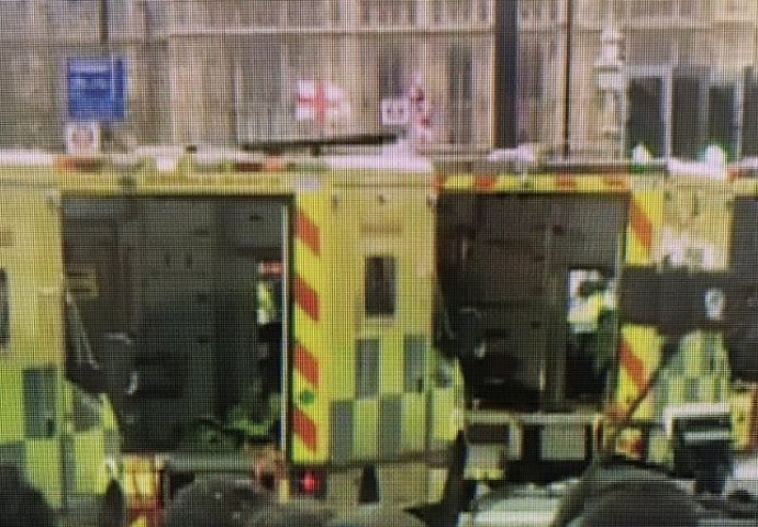 ŠOKANTNA FOTOGRAFIJA IZ LONDONA: Ljudi leže krvavi na ulicama, a ono što je ovaj čovjek uradio ZGROZILO JE JAVNOST!