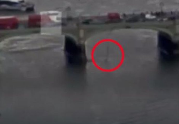 SNIMAK MASAKRA U LONDONU: Ovo je trenutak kada je napadač gazio ljude kolima na mostu! (VIDEO)