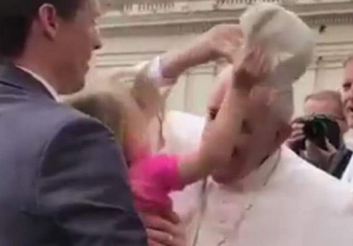 URNEBESNU SCENU PRENIJELI SVI SVJETSKI MEDIJI: Djevojčica (3) ukrala kapu Papi Franji (VIDEO)