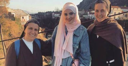 OVO JE BOSNA I HERCEGOVINA: Žene svih vjera zajednički stoje na Starom Mostu u Mostaru!