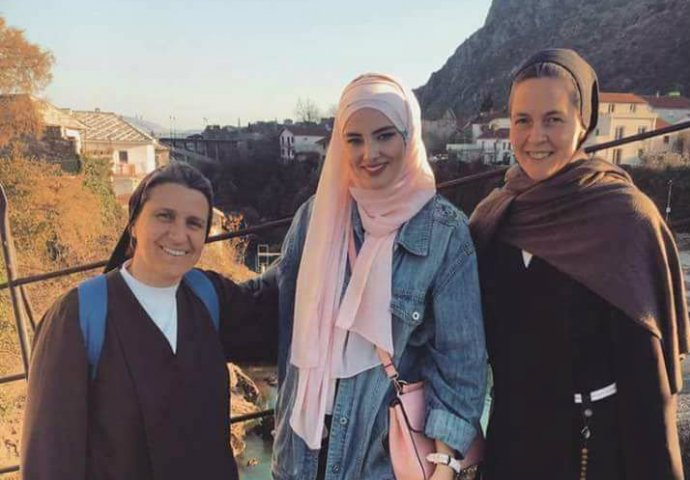 OVO JE BOSNA I HERCEGOVINA: Žene svih vjera zajednički stoje na Starom Mostu u Mostaru!