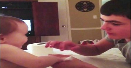 Stariji brat je uradio magični trik, a reakcija bebe je osvojila cijeli svijet (VIDEO)