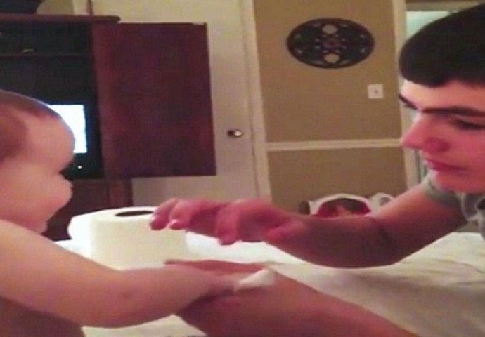 Stariji brat je uradio magični trik, a reakcija bebe je osvojila cijeli svijet (VIDEO)