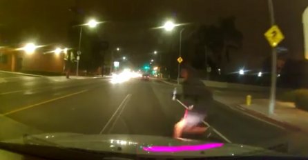 Udarilo ga auto, a nećete vjerovati šta je on uradio nakon toga (VIDEO)
