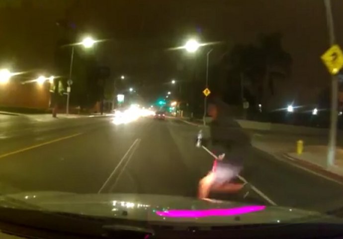 Udarilo ga auto, a nećete vjerovati šta je on uradio nakon toga (VIDEO)