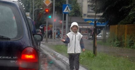 Banjalučka policija intervenirala: Uhapšen otac koji je djecu koristio za prosjačenje