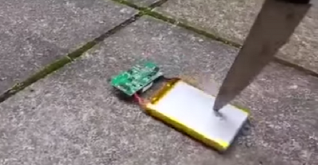 Pogledajte šta se dogodi kada nožem probijete bateriju od mobitela (VIDEO)
