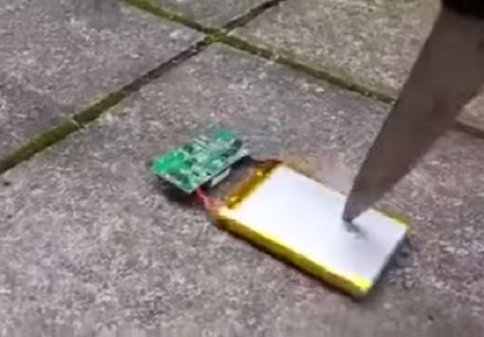Pogledajte šta se dogodi kada nožem probijete bateriju od mobitela (VIDEO)