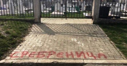 UVREDLJIV GRAFIT NA MEZRAJU U PRIJEDORU: Crvenim slovima i ćirilicom ispisali "Srebrenica" na mezarju Pećani