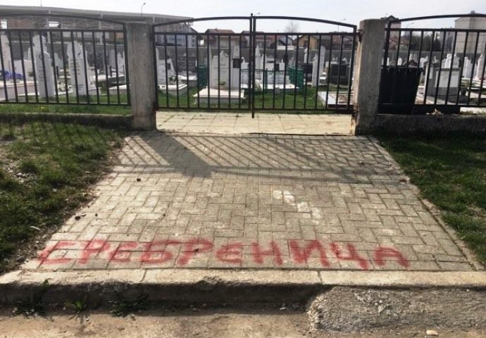 UVREDLJIV GRAFIT NA MEZRAJU U PRIJEDORU: Crvenim slovima i ćirilicom ispisali "Srebrenica" na mezarju Pećani