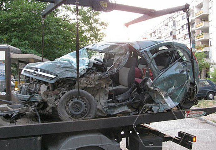 STRAVIČNA SAOBRAĆAJNA NESREĆA KOD DREŽNICE: Jedna osoba poginula, muškarca vatrogasci izvlačili iz Opel Corse