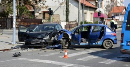 BIJELJINA: Dvoje djece povrijeđeno u sudaru Golfa i Peugeota 206